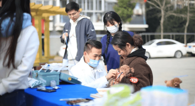 宠欣安联合五里墩街道家家景园社区，开展多场宠物义诊活动，迎接学雷锋月