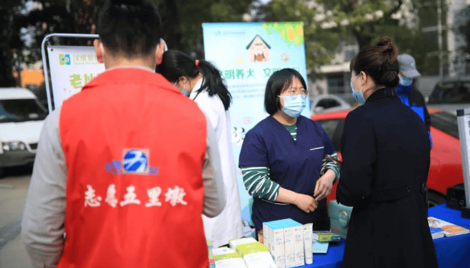 宠欣安联合五里墩街道家家景园社区，开展多场宠物义诊活动，迎接学雷锋月